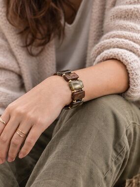 Hand Crafted Earthy Agate Stretch Beaded Bracelet with Gold Accent